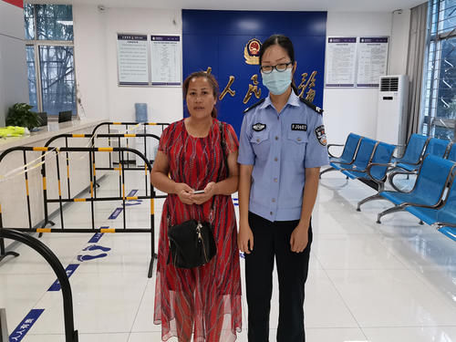 辗转|女子取款机旁遗失卡证,交警多方辗转寻失主