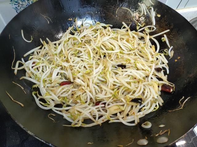 绿豆芽|炒豆芽最忌直接下锅,大厨教您一妙招,豆芽不出水、脆爽又入味