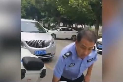 头盔|交警不戴头盔驾驶无牌摩托车,被群众质疑,二话不说下车就来抢夺手机
