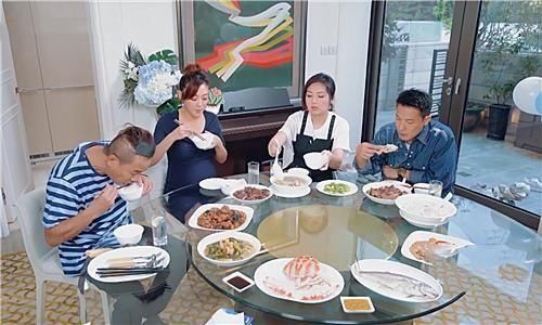 杨千嬅|陈小春请杨千嬅吃午饭，有谁注意他们饭桌吃的饭？打脸半个娱乐圈