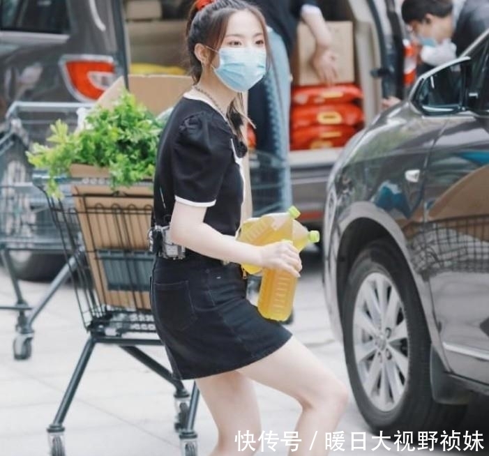 领衣|杨超越录制《中餐厅》,V领衣加超短裙,网友表示两只手遮不过来