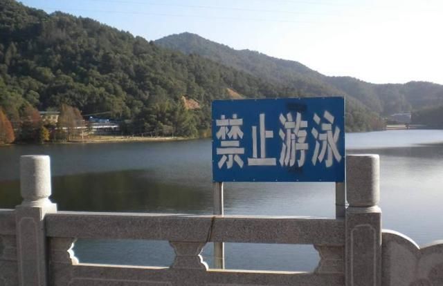 小孩|两小孩落水，父亲先救自己孩子，另一家长质问：为啥不先救我的？