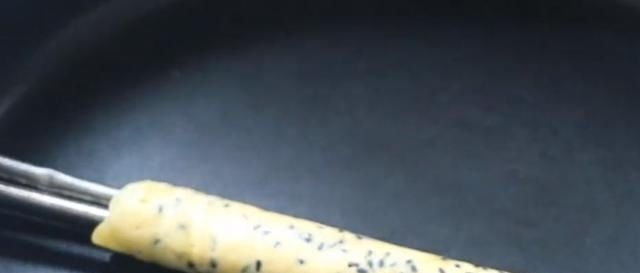 平底锅|用3个鸡蛋做的小零食,香甜酥脆,平底锅就搞定,比买的还香