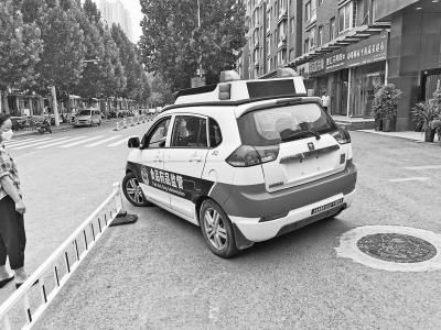 裸奔|执法车街上“裸奔”?交警扣了