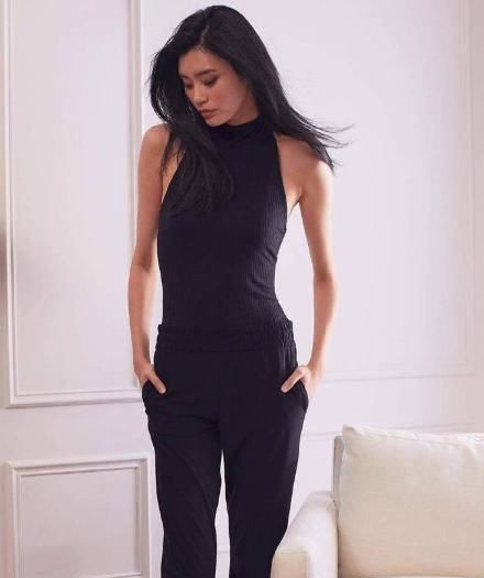  奚梦瑶|奚梦瑶复工走LV秀，神态自然贵太范十足，但腰间的赘肉好明显