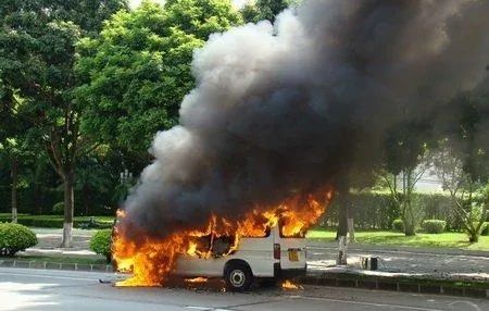 冒烟|行驶途中,车子冒烟,下一幕很暖心!