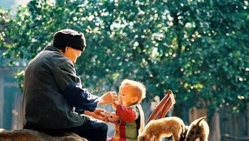 农村|农村爷爷的报纸：农村50多岁的老人，三样“不得已”的事，怪谁呢