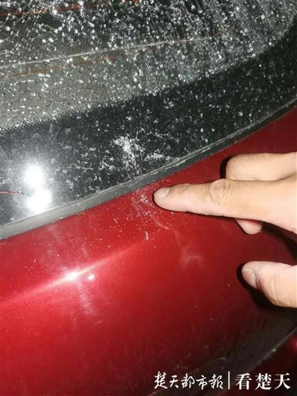  人砸碎|一夜之间，地下停车场内16辆小车被砸车窗