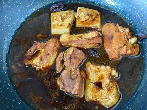  不腻|两片饼子夹着肉，酱汁外溢，爽而不腻