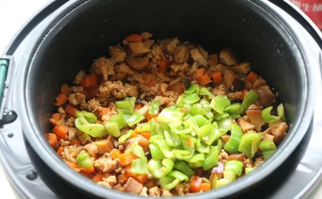  伏天|伏天别炒菜了，学会这个懒人焖饭，有菜有肉有饭，太适合懒人了！