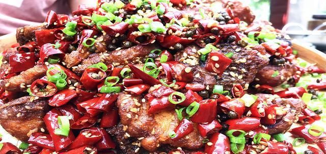  步目|白鲢鱼你吃过吗？这种做法简单，麻辣脆爽，外焦里嫩