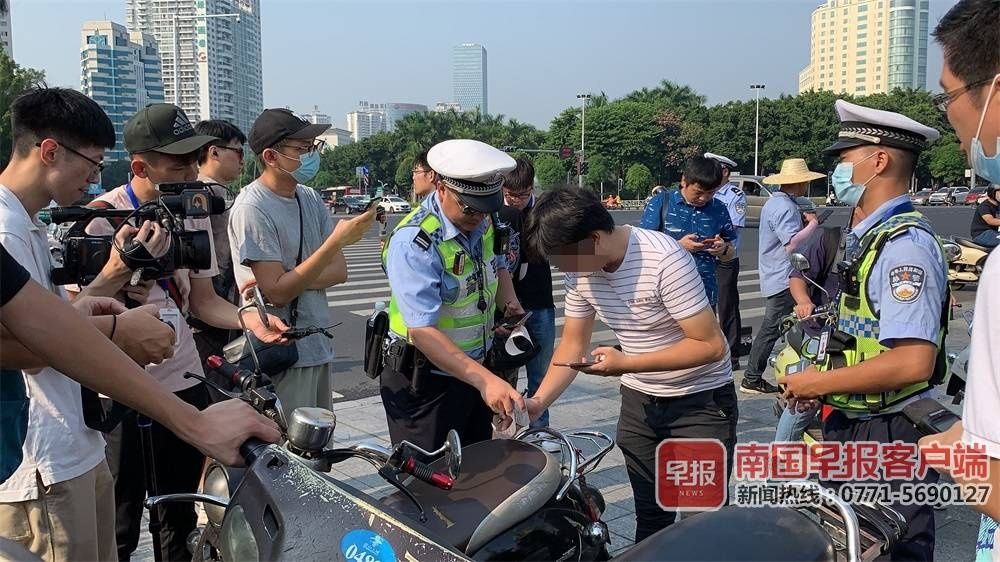 骑乘|首张罚单开出！今起南宁骑乘绿牌电驴不戴头盔将被罚