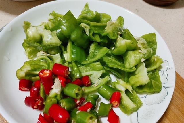 土鸡|土鸡新做法,啤酒鸡,你吃过吗?比啤酒鸭更香,更有嚼劲哟