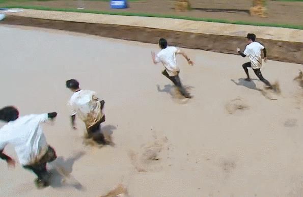 泥潭|奔跑吧泥潭游戏穿帮,前一秒嘉宾身上带着名牌,后一秒名牌消失