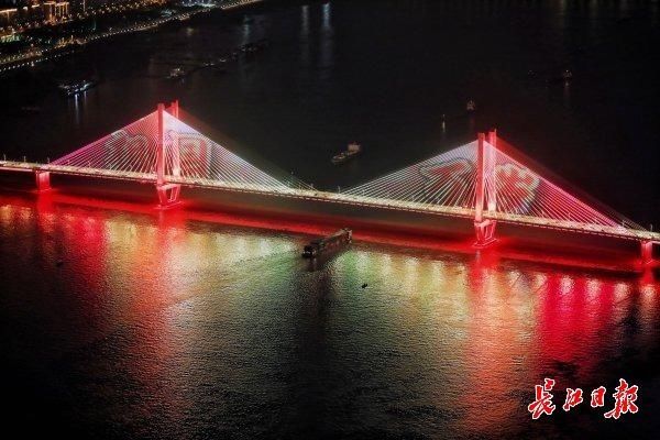 震撼|全城点亮!武汉流光溢彩向她表白,场面震撼