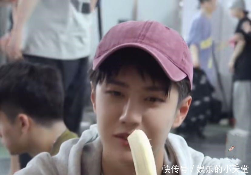  舞蹈|王一博把《街舞》当成了学校，和队员学舞蹈，边吃香蕉边记动作