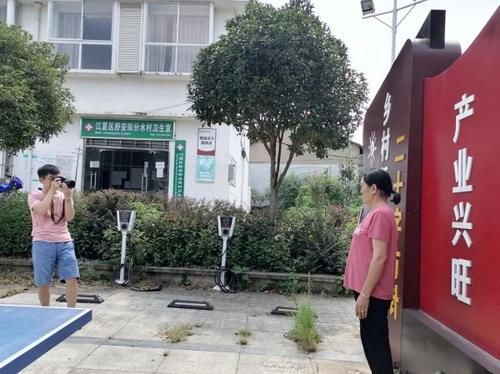 瞬间|江夏社工为留守老人拍下幸福瞬间