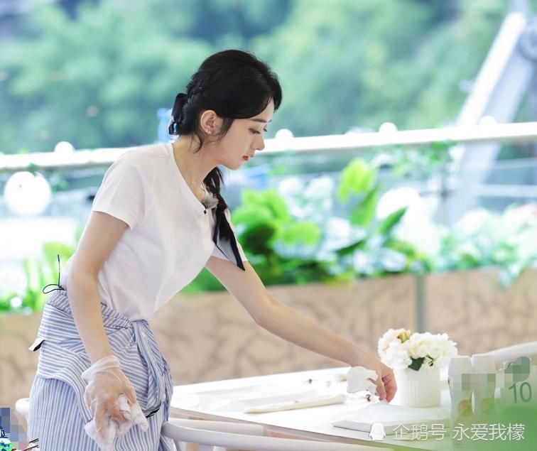  中餐厅|粉丝开撕后，赵丽颖居然被踢出宣传图！不怪粉丝，赵丽颖是真的惨！