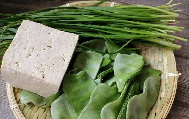  韭菜|扁豆这样吃太美味了，搭配韭菜和豆腐，炸一盘香喷喷的扁豆盒子