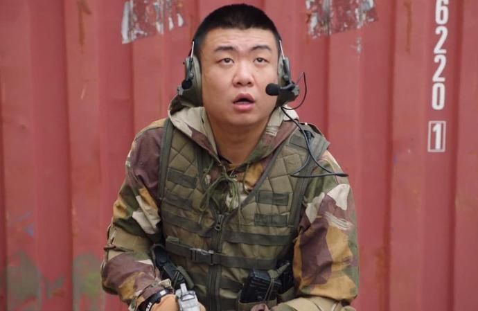  鹿晗|穿越火线：鹿晗吴磊跨时空对决，剧中这些职业大神你认出来了么？