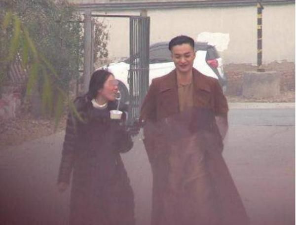  王一博|王一博想和赵丽颖共吃一碗肉燕，被主持人阻止，是小心还是多心？