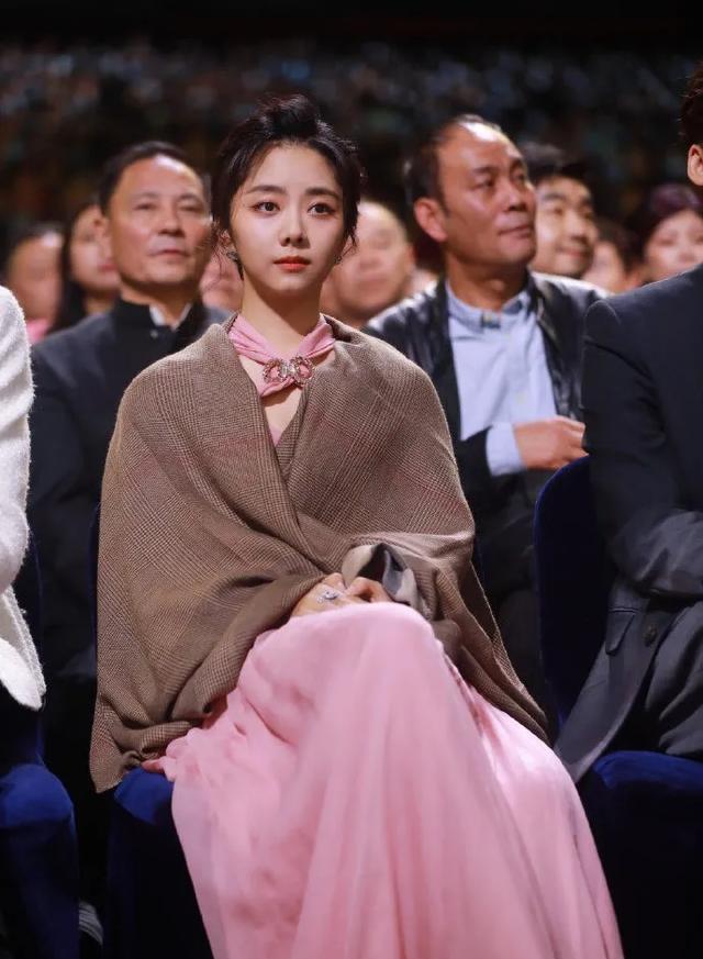 白皙|金鹰奖女星高清同框照:赵丽颖白皙完胜谭松韵,宋茜状态不如陶虹