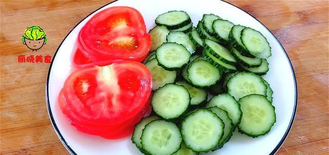  试试|黄瓜别凉拌了，试试这做法，淋入2个鸡蛋，营养又鲜嫩，太美味了