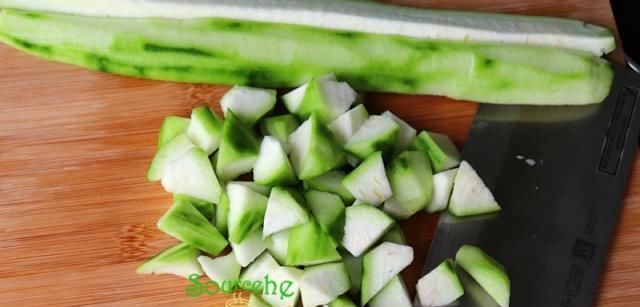  抢光|夏天就馋这瓜, 我家三天两头就吃它, 每次炒一盘, 端上桌就抢光!