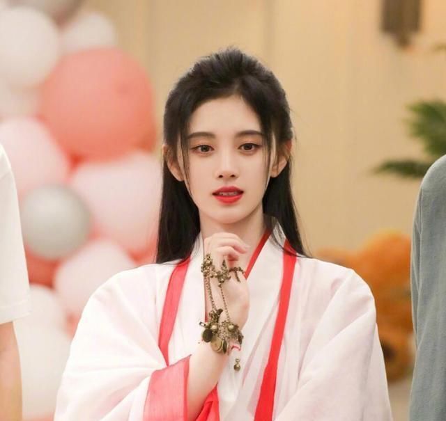  小蛮|“四千年美女”鞠婧祎晒新照不忘突出小蛮腰，腰部特写惹人羡