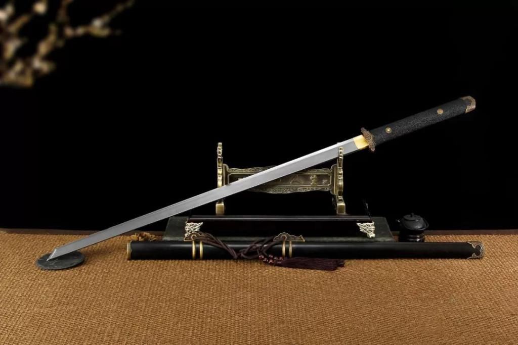 战场|从古代的战场利刃,到现在的杀伐利器,传统刀剑和现代短刀,你更喜欢哪种?