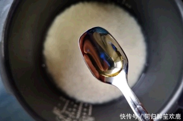 分明|蒸米饭,只加水是外行!水里多加这2样,米饭又香又软,粒粒分明