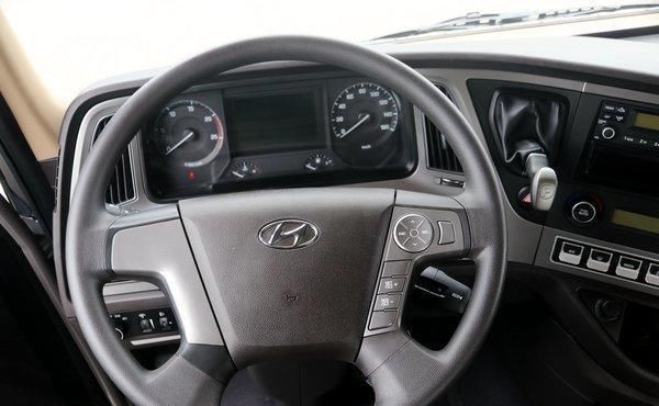  实拍|新增各种预警配置，实拍520马力现代创虎重卡，还有越野模式