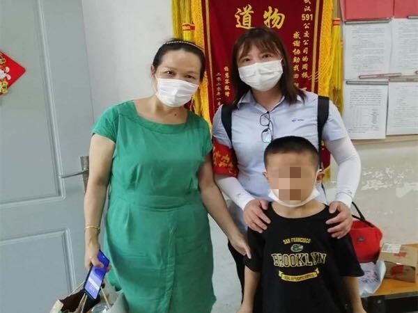  胡女士|七岁男童斗气独自出走，公交人接力寻回助其与家人团聚
