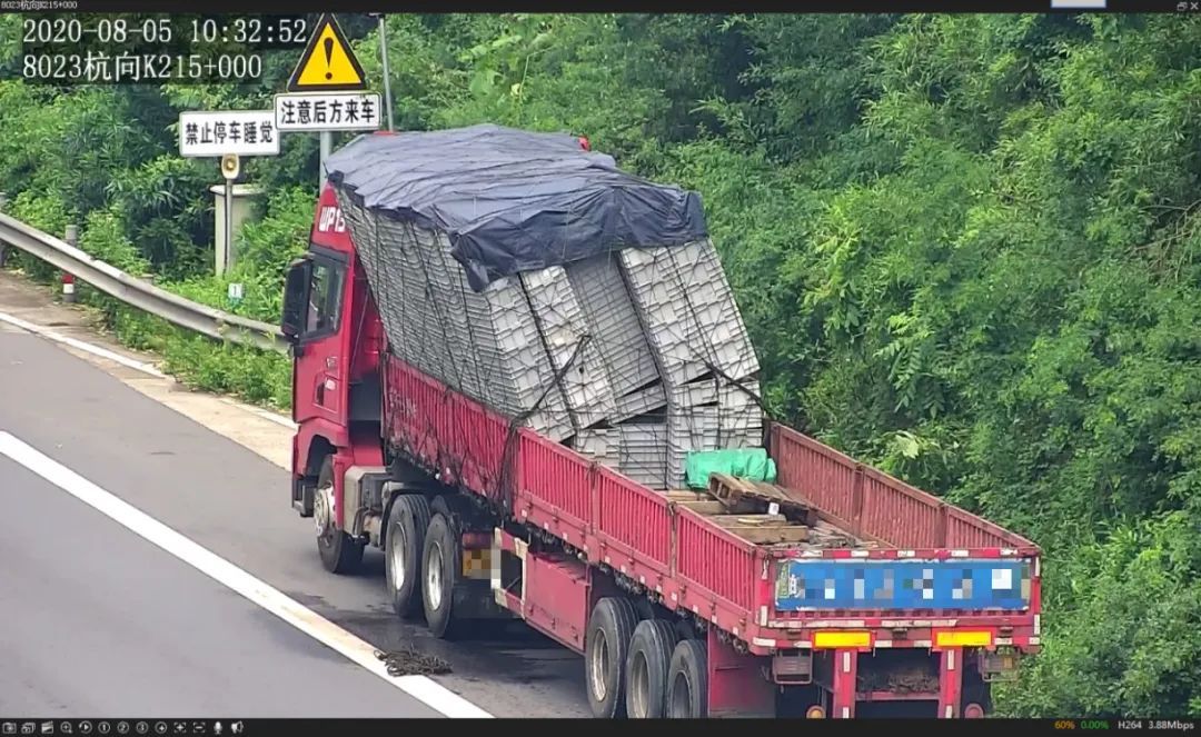 高速|惊险!今天,这辆大货车在诸永高速上货物摇摇欲坠