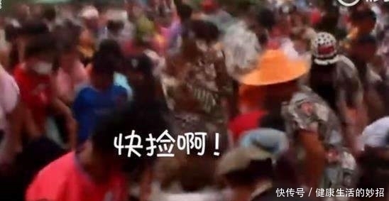 分享|泰国女子中奖9000万 生日当天用滑翔伞撒30万 与邻里乡亲分享幸福