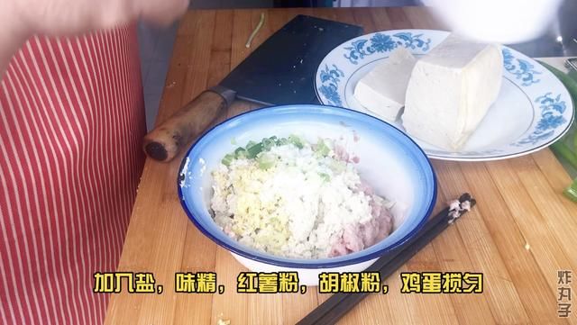  炸丸子|炸丸子：咬破一小口，混杂着豆腐和肉香的热气便扑面而来