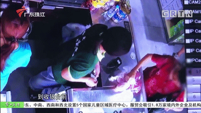 示众|老人超市偷排骨后被挂牌示众,店家却直呼“太难了”