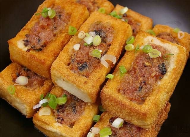 惠州酿豆腐 皇家白玉冰珂佐香草猪肉配特调浓香酱,是一道有名的客家菜