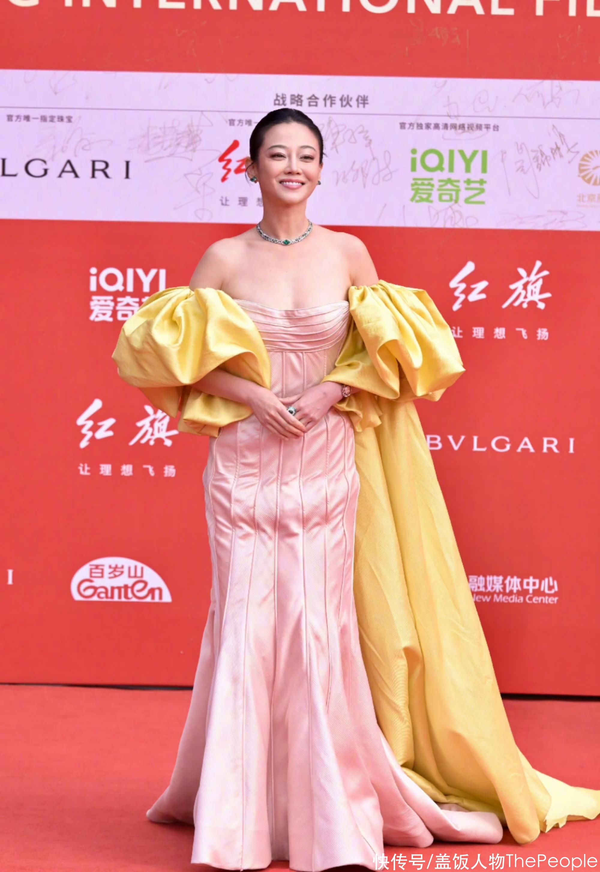 斗鸡眼,摔倒,真空上阵…42张图直击21位女星, 北影节红毯好精彩_实时