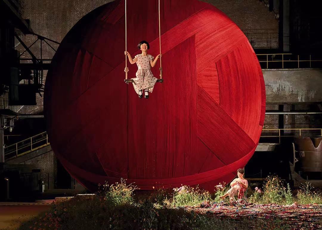 装置作品《母亲的味道》2015年9月,艾敬带着父母一起去欧洲旅行.