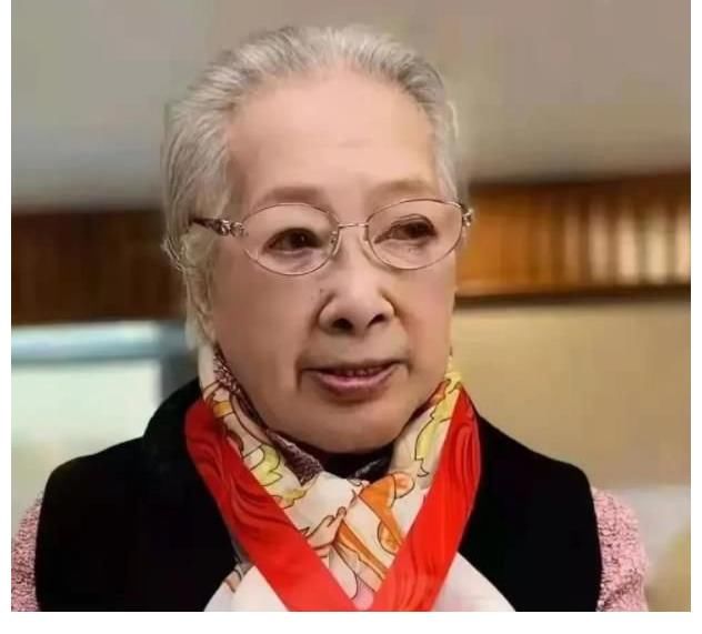99岁秦怡近照曝光,脸上没有多少皱纹,更不看见老人斑!