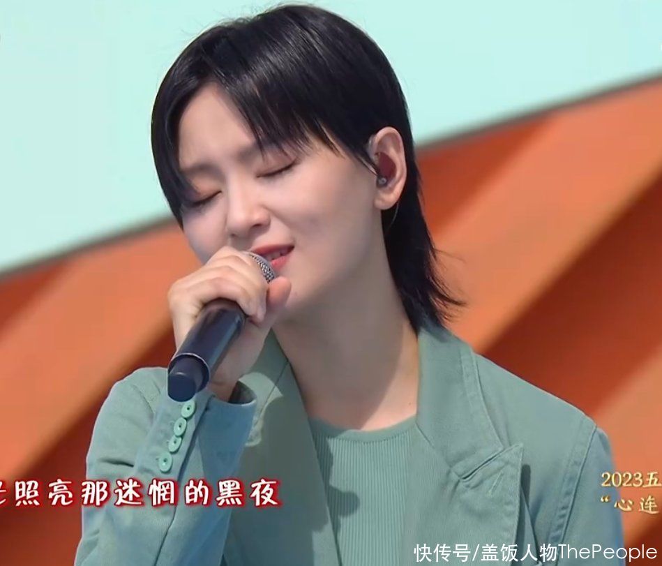 央视五一晚会:曾黎惊艳,张杰发胖变油腻,檀健次全程闭眼唱歌_中国智能